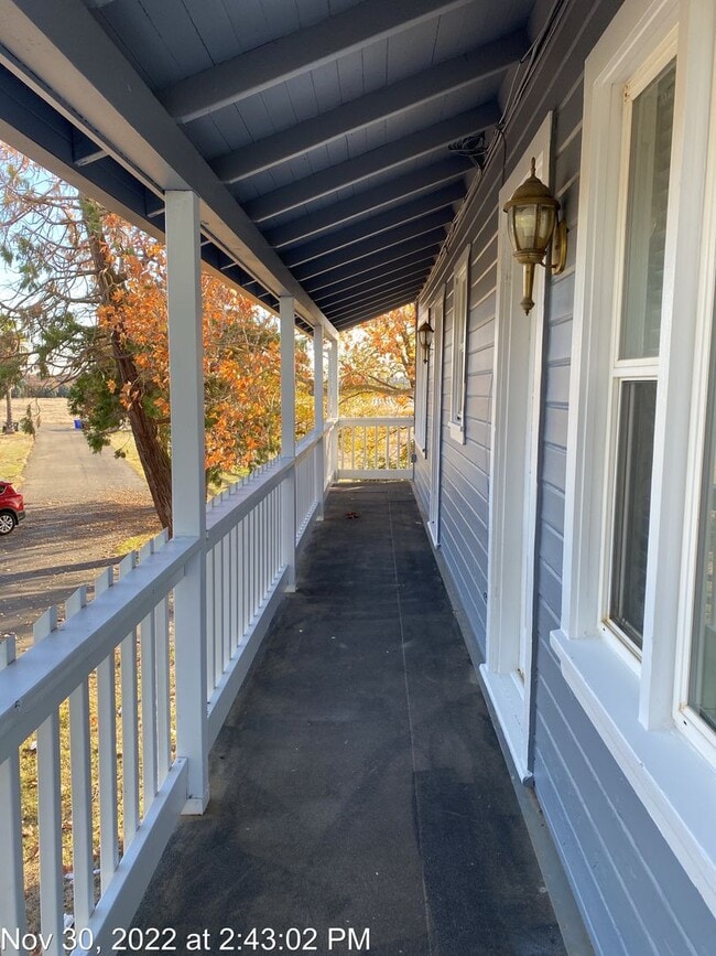 Building Photo - Country Property