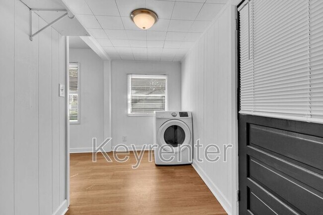 Building Photo - 316 Sky Dr