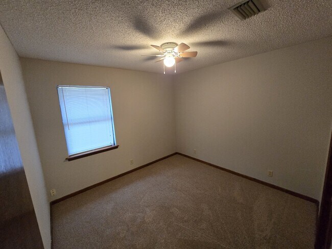 Building Photo - 425 Sunnyside Dr