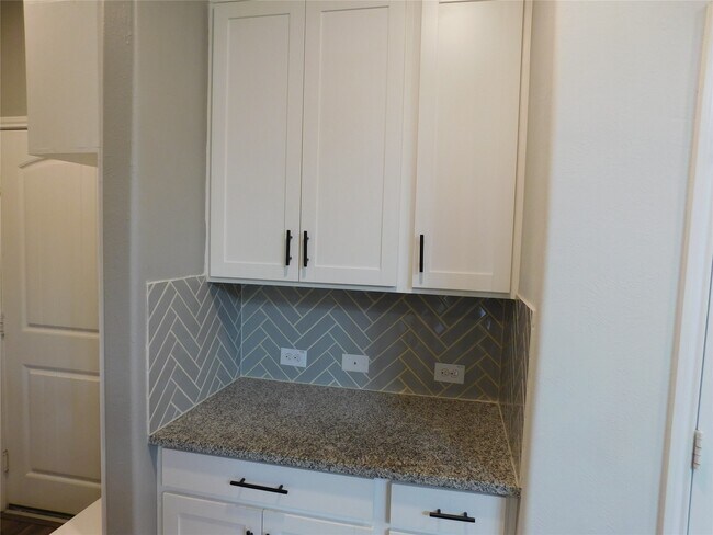 Building Photo - 8219 Oxbow Manor