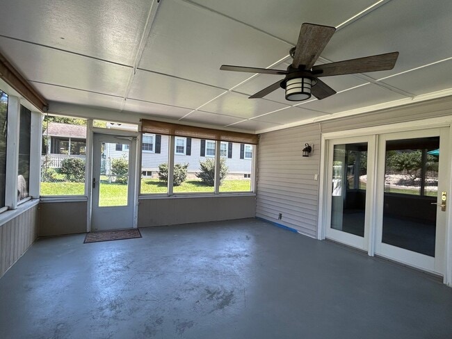 Building Photo - 118 Country Club Dr