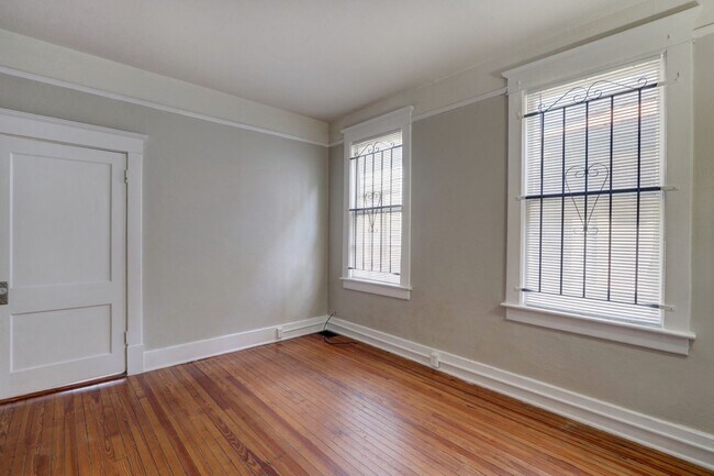 Building Photo - Large Historic Three (of four) Bedroom Apartment