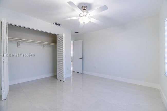 Building Photo - 3425 SW 69th Ave