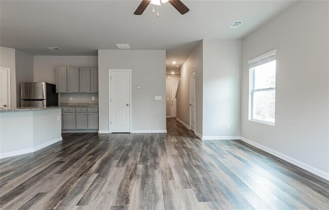Building Photo - 9220 Golfview Cir