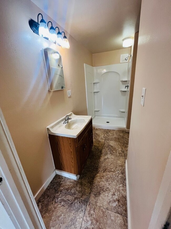 Building Photo - 4 bedroom 2 bathroom house (2 bedrooms non...