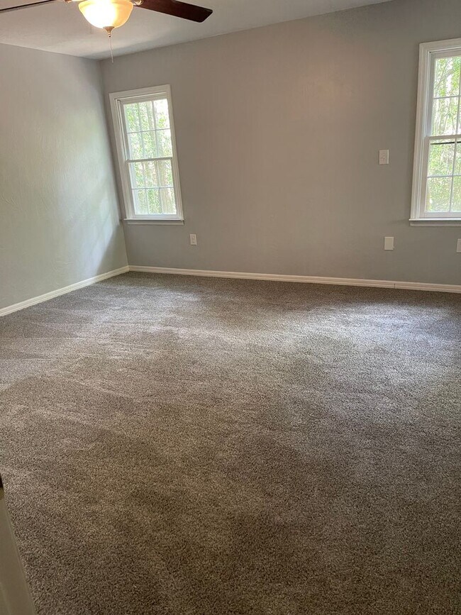 Building Photo - Spacious 2/2 with 2 Car Garage and W/D Hoo...