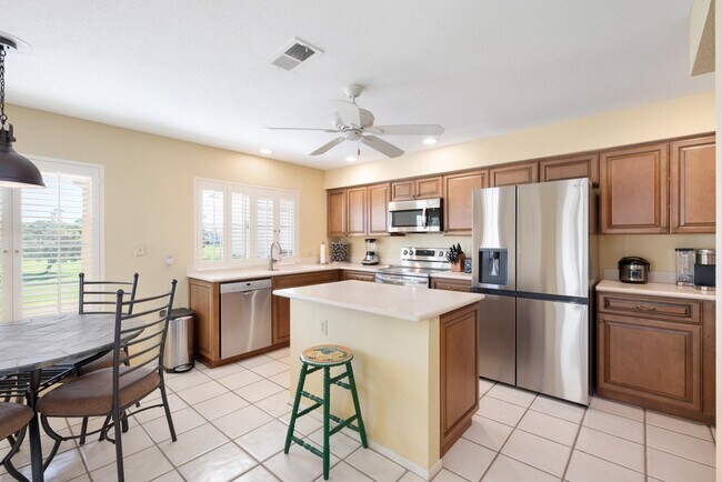 Building Photo - 260 Vista Royale Cir E