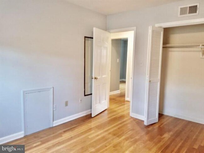 Building Photo - Charming 3-Bedroom Rental in Falls Church with 2 Full Baths and Spacious Layout!