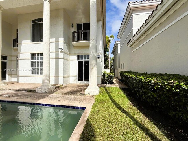Building Photo - 996 Sanibel Dr