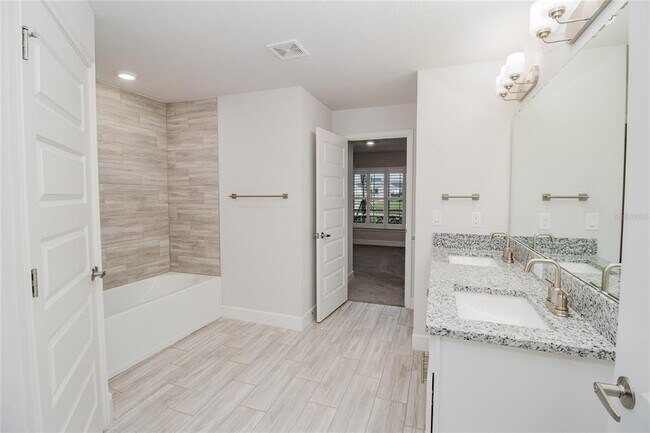 Building Photo - 4903 Vue Delac Pass