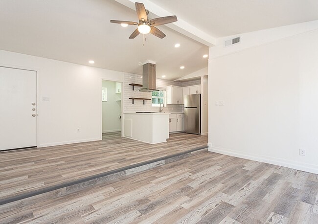 Building Photo - Charming 2/BR 1BA Home with Private Fenced...