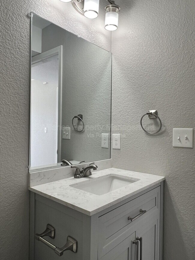 Building Photo - 7470 Grand Valley Dr