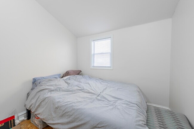 Building Photo - 1252 W Elmdale Ave