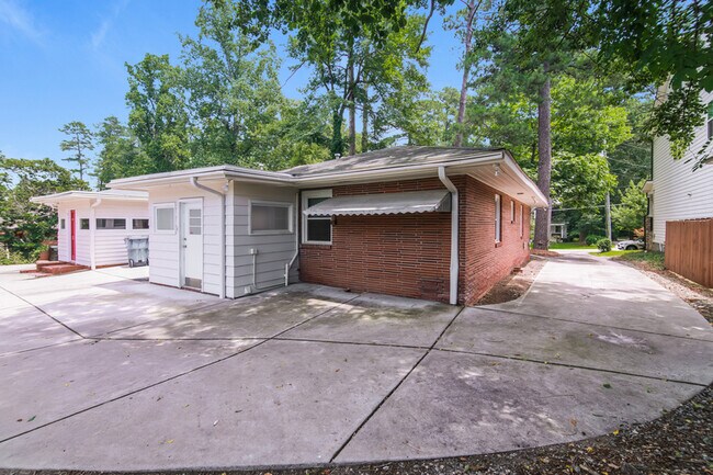 Building Photo - 105 Pineland Cir