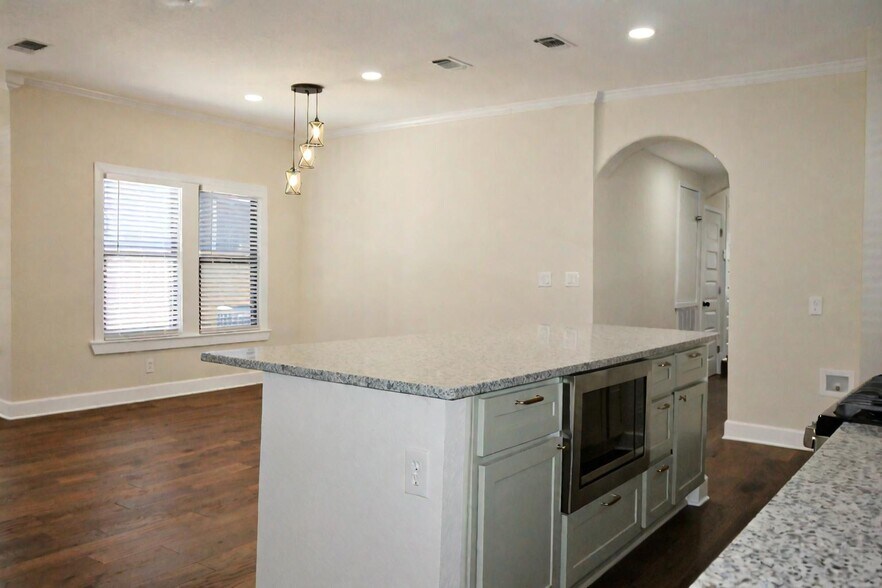 Building Photo - 610 W Rosewood Ave