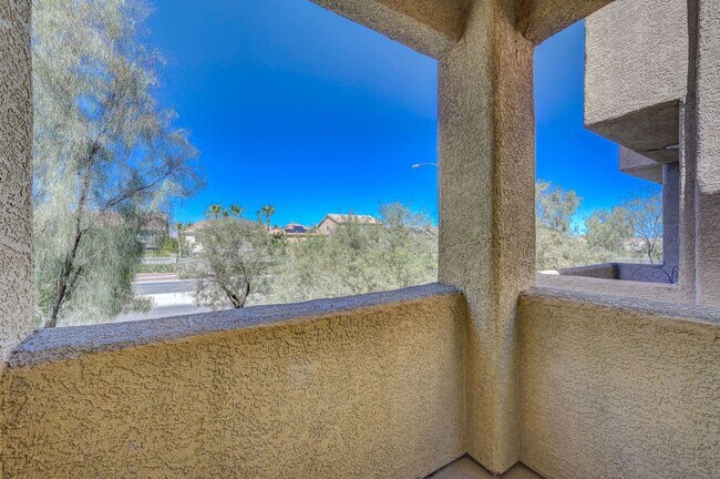 Building Photo - Stylish Tri-Level Home/Tandem Garage in Henderson
