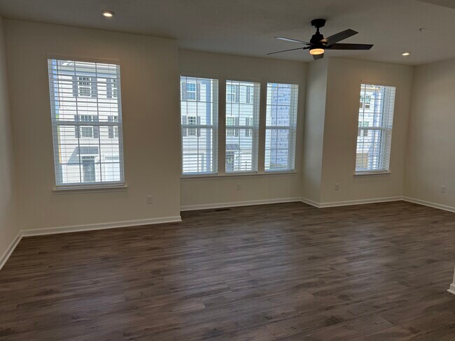 Building Photo - Harmony