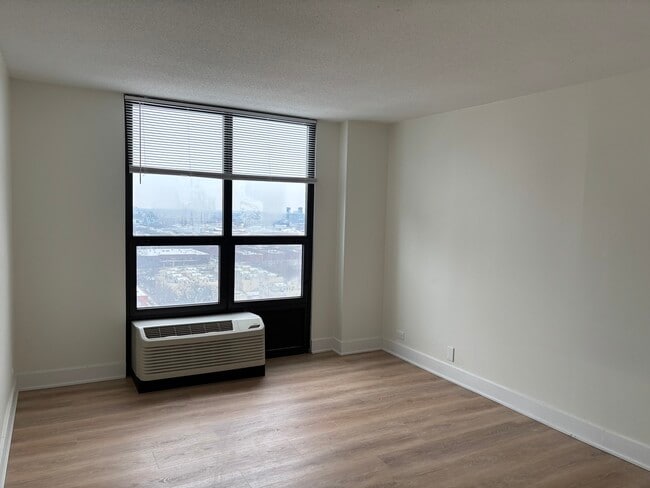 Building Photo - 901 S Plymouth Ct