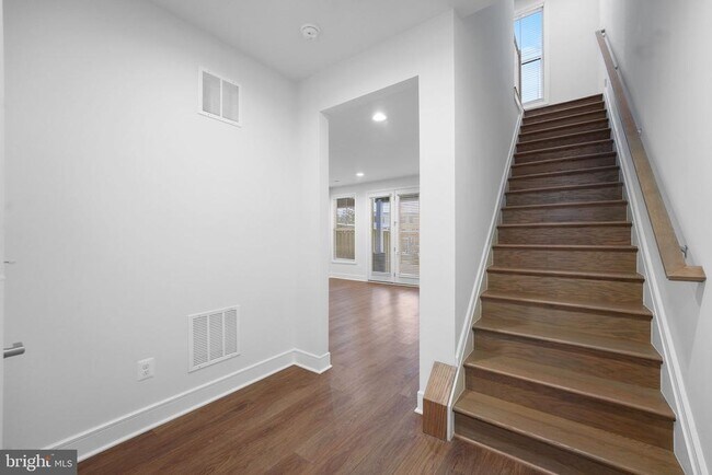 Building Photo - 43421 Farringdon Sq