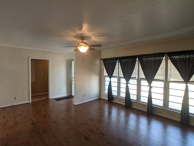 Building Photo - 1428 Axtell St