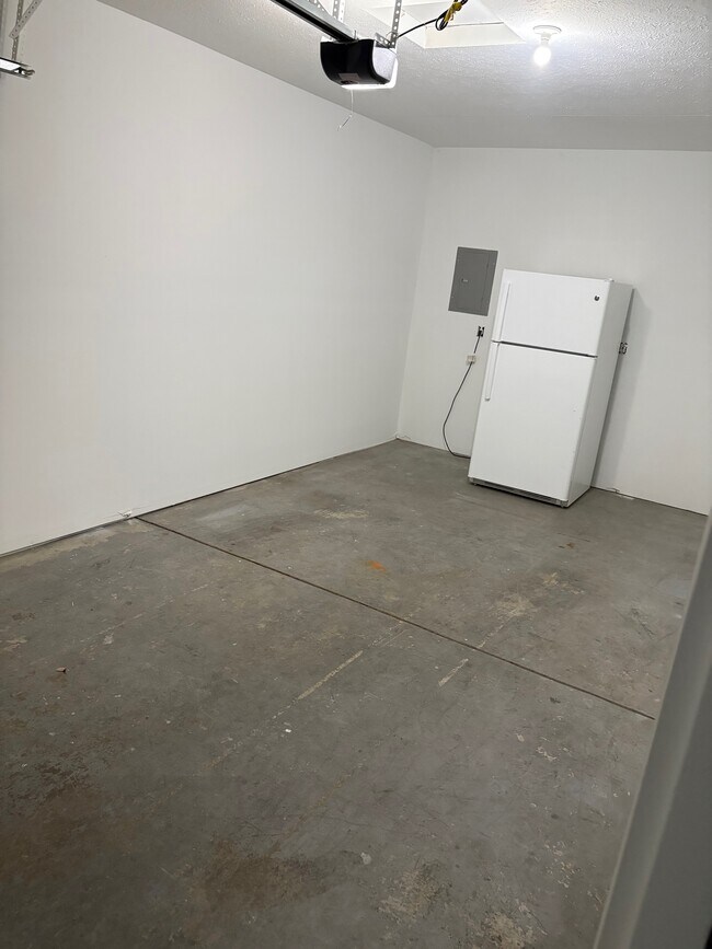 Building Photo - 10790 Ruckle St