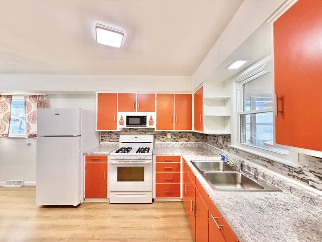 Building Photo - 1616 Dewey Ave