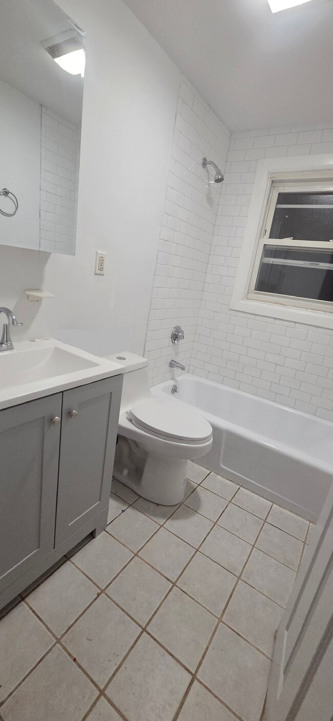 Building Photo - 19 Glen St