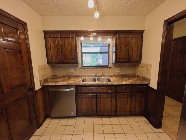 Building Photo - CHARMING 3 BED IN EDMOND!