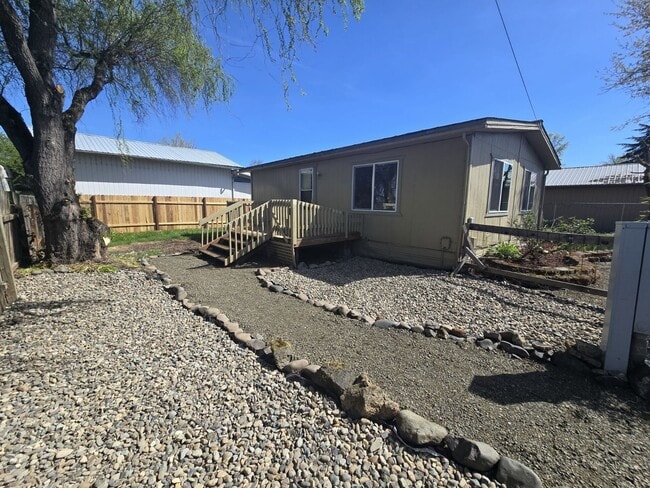 Building Photo - 2097 Castle Ave