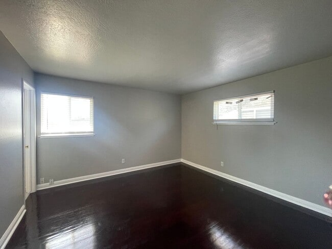 Building Photo - Beautiful Three Bedroom Two Bathroom Home