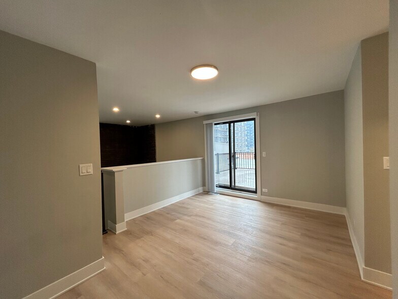 Building Photo - 1214 N La Salle Dr