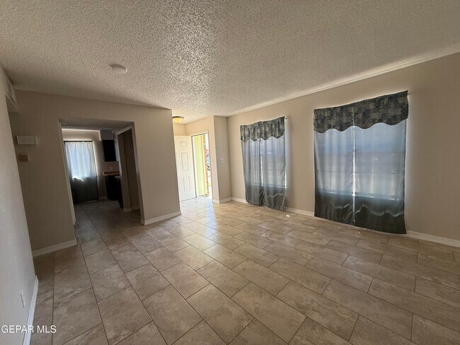 Building Photo - 955 Versailles Dr