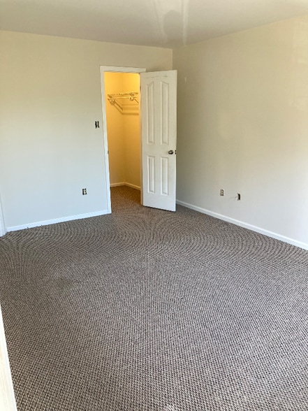 Building Photo - 616 Foxcroft Cir