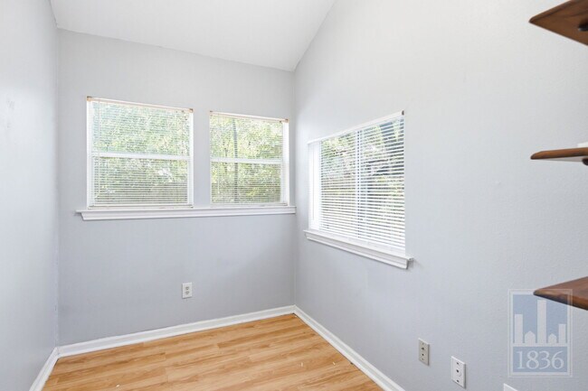 Building Photo - 1201 W 40th St