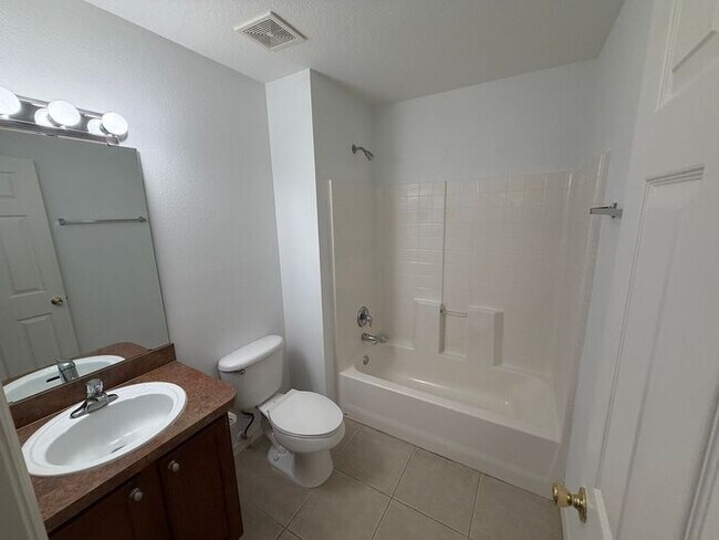 Building Photo - Spacious 3 Bedroom Townhome with Garage in Altamonte Springs