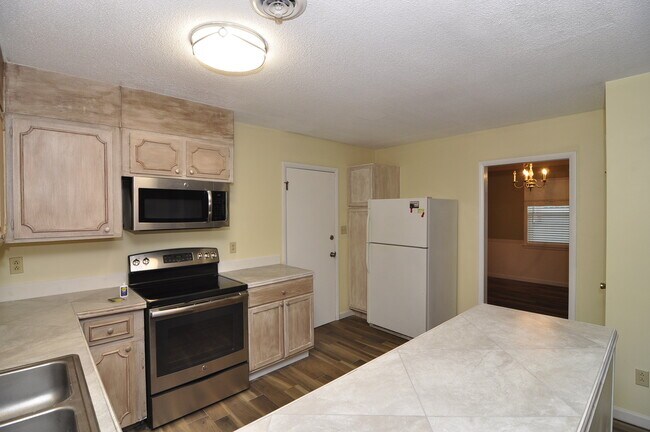 Building Photo - Golf Course Rancher