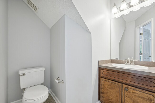 Building Photo - 223 Wintergreen Dr