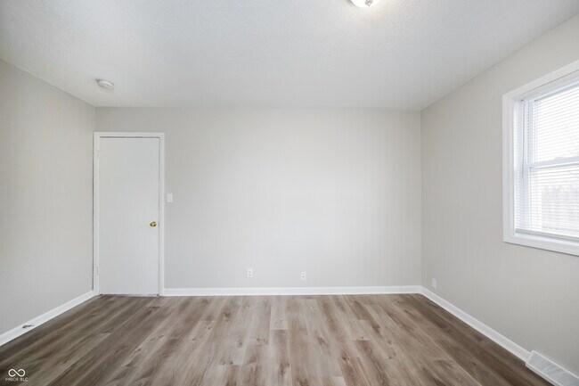 Building Photo - 19 Southlane Dr