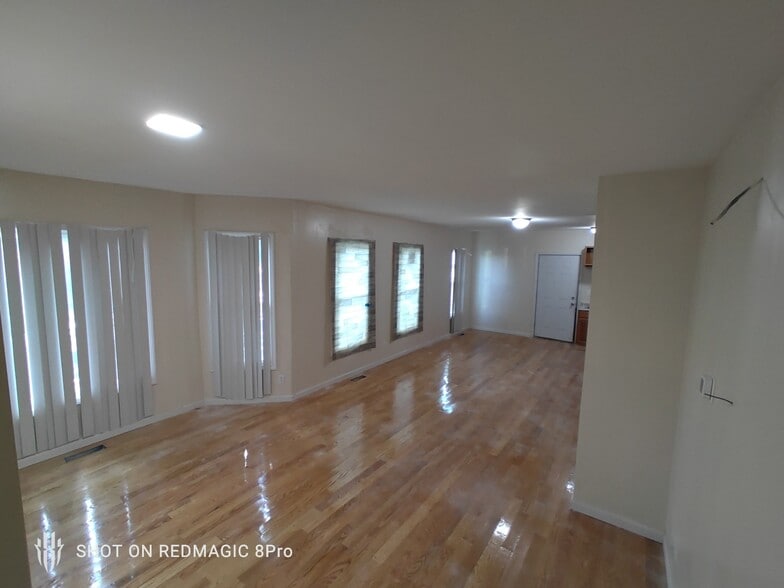 Building Photo - 105 Easton Ave