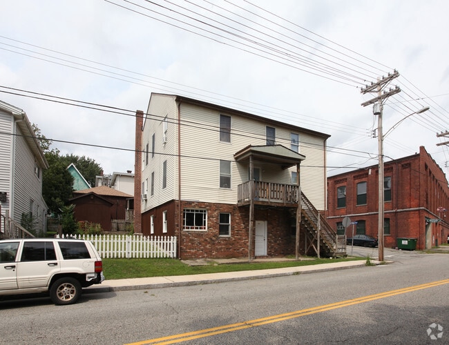 Primary Photo - 582 N Main St