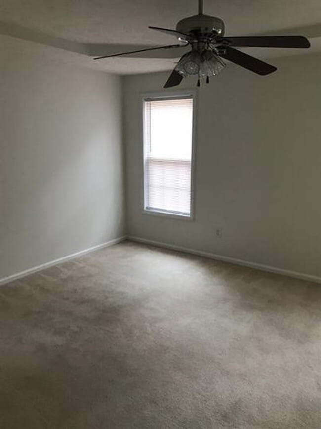 Building Photo - Carolina Lakes!!