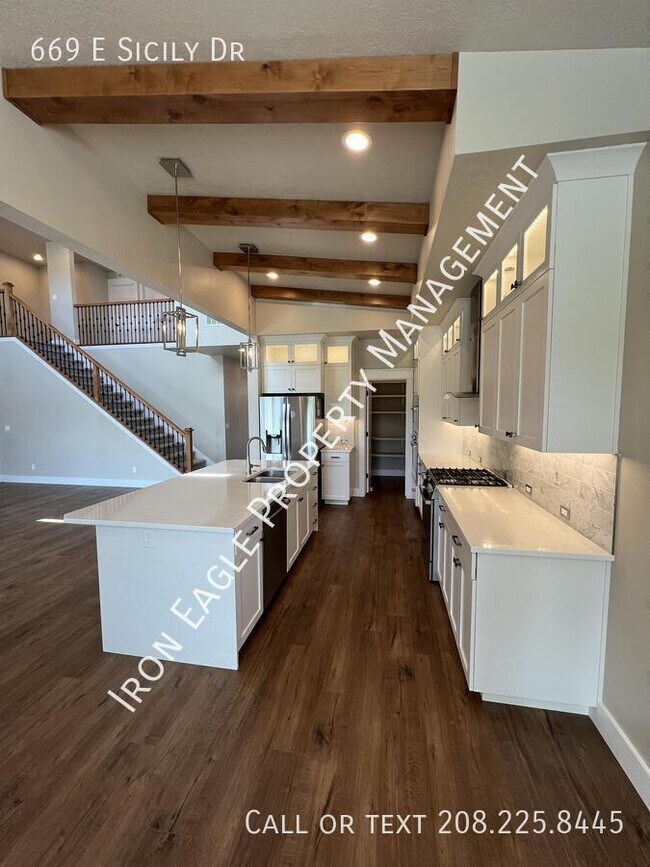 Building Photo - 669 E Sicily Dr