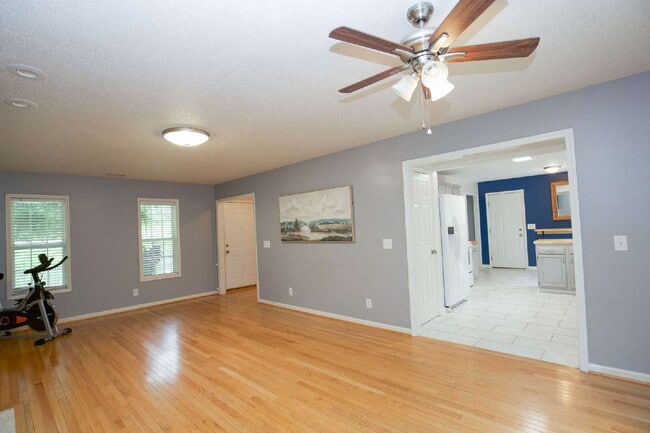 Building Photo - Charming 3 Bedroom, 2,5 Bath home with hug...