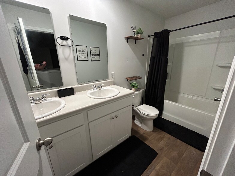 Building Photo - 125 E Sunrise Ln