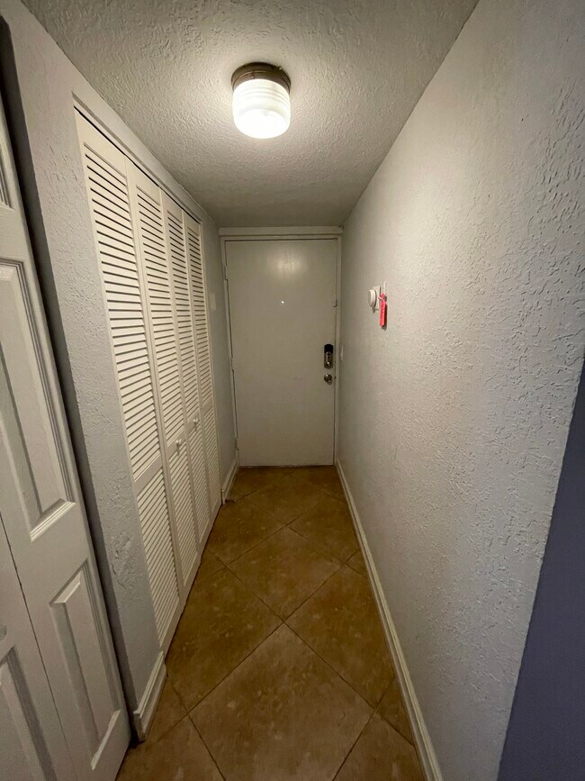 Building Photo - 6075 N Sabal Palm Blvd