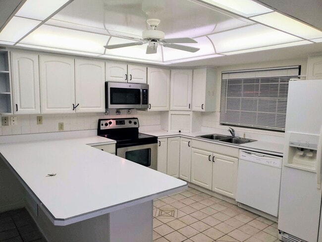 Building Photo - Large 3 Bedroom 2 Pool Home in Daytona Beach!