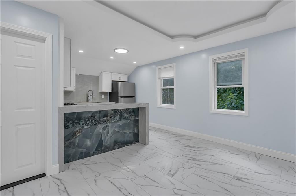 Building Photo - 458 High St