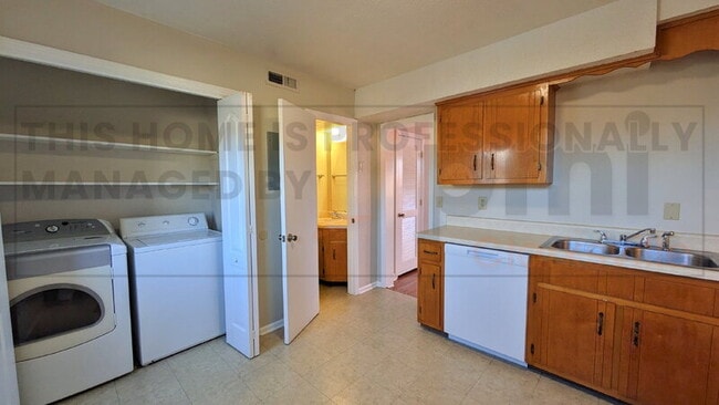 Building Photo - 1531 E Knollwood Cir
