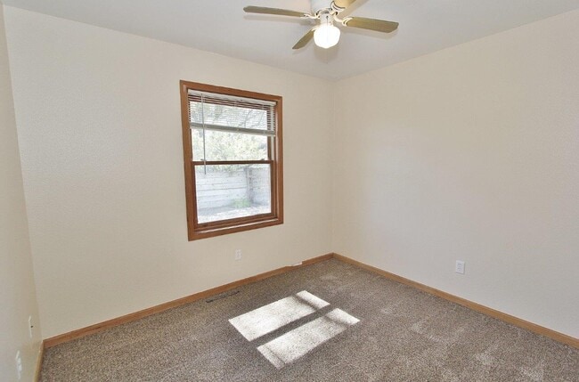 Building Photo - 1020 S Hayes Ave