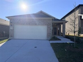 Building Photo - 711 Dotty Dr